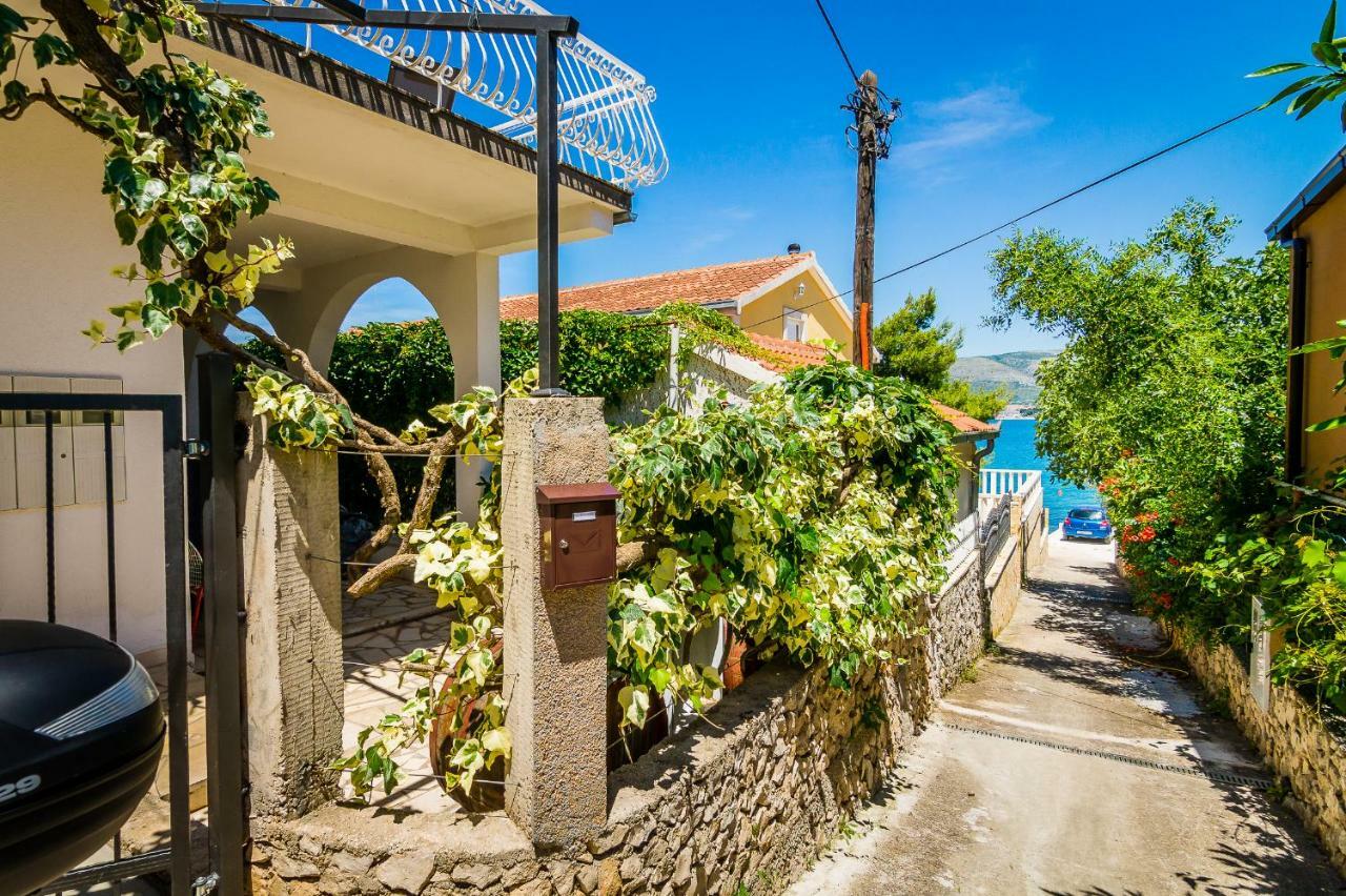 Apartment "On The Beach" Trogir Exteriör bild