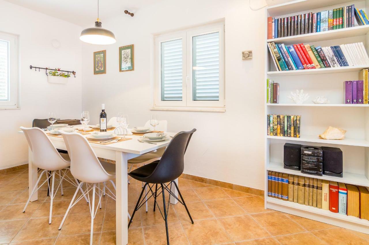 Apartment "On The Beach" Trogir Exteriör bild