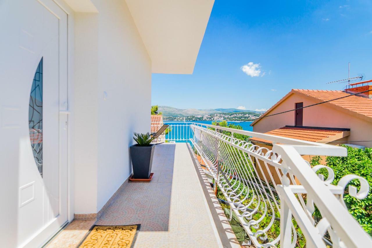 Apartment "On The Beach" Trogir Exteriör bild