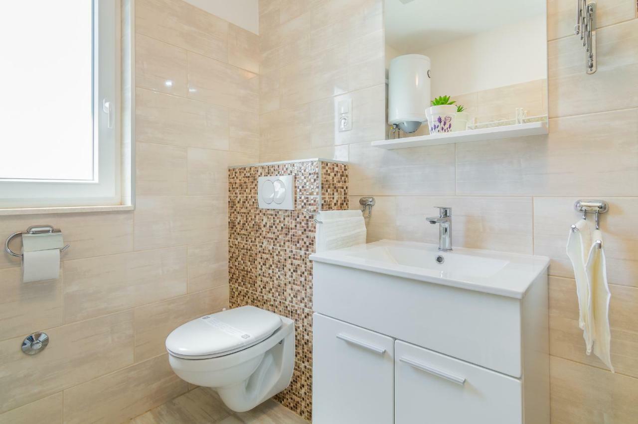 Apartment "On The Beach" Trogir Exteriör bild