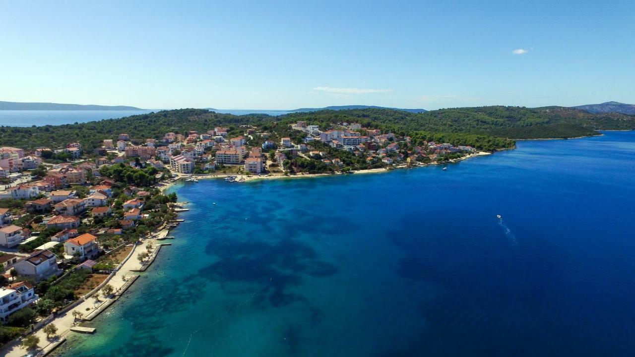 Apartment "On The Beach" Trogir Exteriör bild